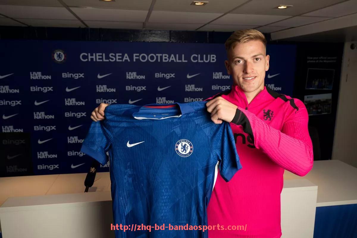 半岛体育-英超联赛各足球队球衣大全及图文展示